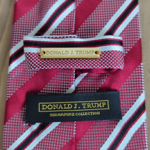 Donald Trump Signature Collection Red Silk Tie - Picture 4 of 6